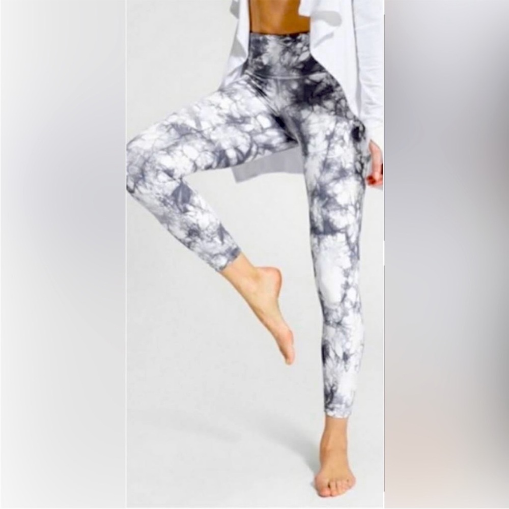 ATHLETA Salutation Legging’s in Marble Gray White Smoke Size ST (tall) EUC